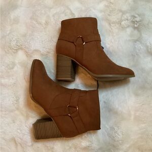 NWT BOUTIQUE BOOTS SIZE 7